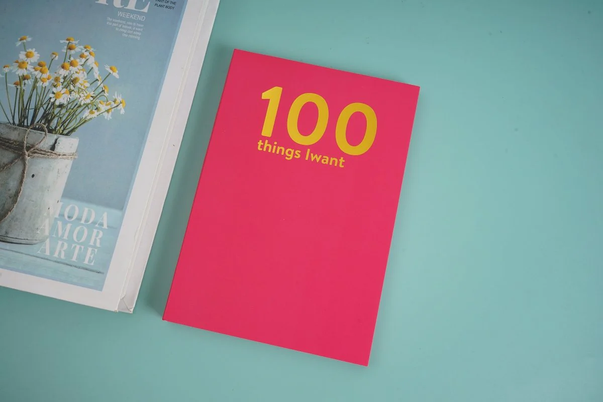 دفتر يوميات ملهم باللون الوردي الزاهي مع عنوان "100 شيء أريده". - Image 3
