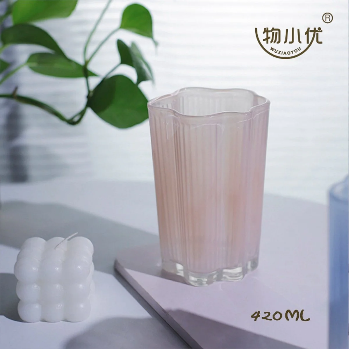 كوب زجاجي وردي مضلع 420 مل بتصميم عصري  - Image 2